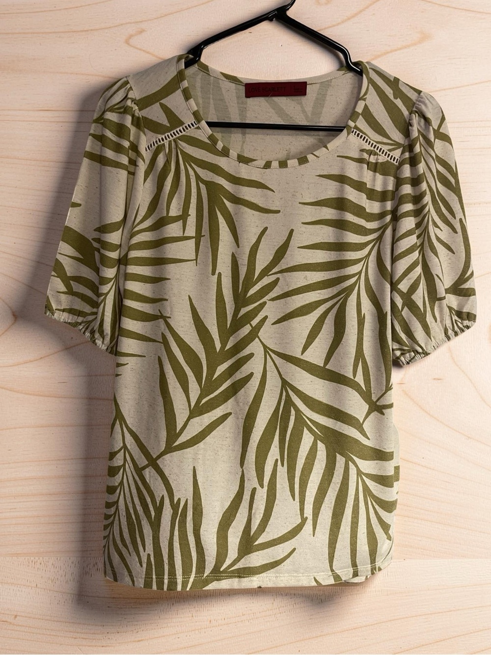 Love Scarlett,Women's Olive Leaf Print Short Sleeve Top - Cream Background SizeS